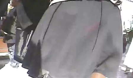 스키니 에전 대에 머리와 소파