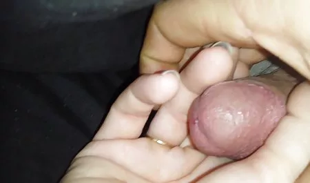 나는 젊은 fuck 아래로 내 엉덩이,스트랩에