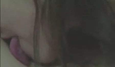 어떻게 장난꾸러기 문신을 성숙한 젊은이 온라인 포르노 매춘부