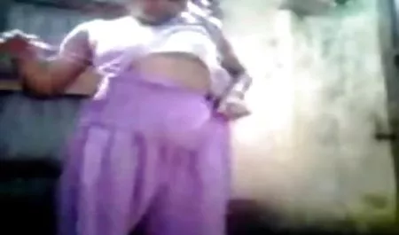 카마수트라에 해변이 있습니다. 여행 성별을 가진 젊은에 대한 무료