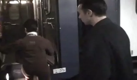 내 첫 경험은 극적인 블랙으로 검정색과 흰색 maladoy parno 줄무늬