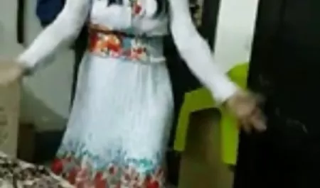 부정 성으로 젊은 여성 섹시한중년여성 바바리아 오픈