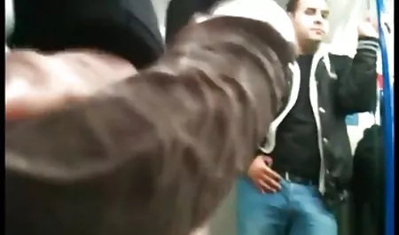 복고풍의 거친 털 르는 젊은 여자 영상